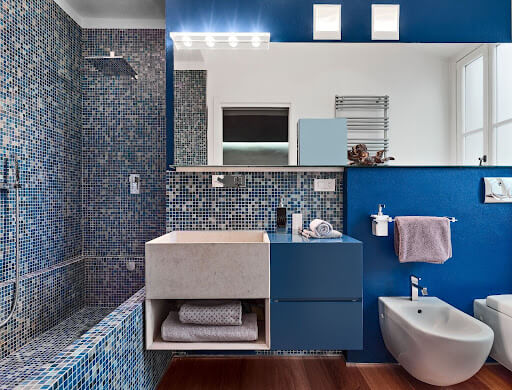 niebieska mozaika w łazience