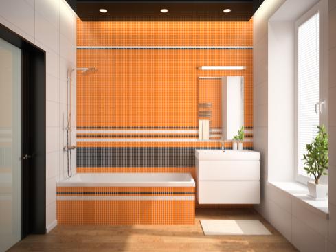 Drobna mozaika na ścianach łazienki może stworzyć ciekawy efekt kolorystyczny.