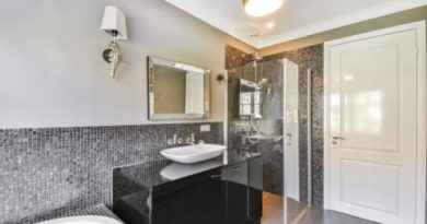 Mozaika w łazience pięknie podkreśla wnętrze pomieszczenia.