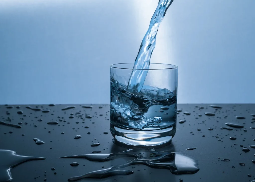 nalewanie wody do szklanki