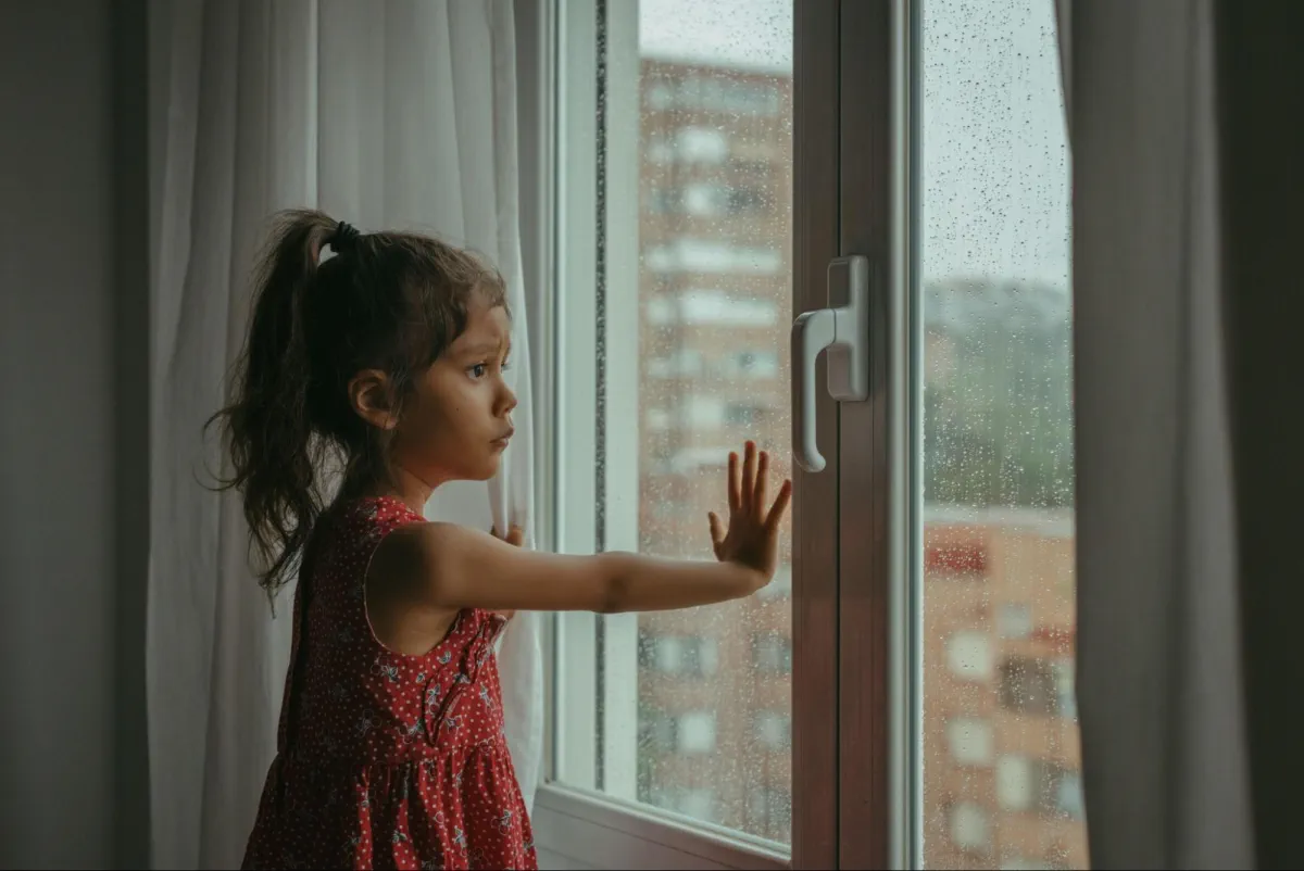dziewczynka przy oknie
