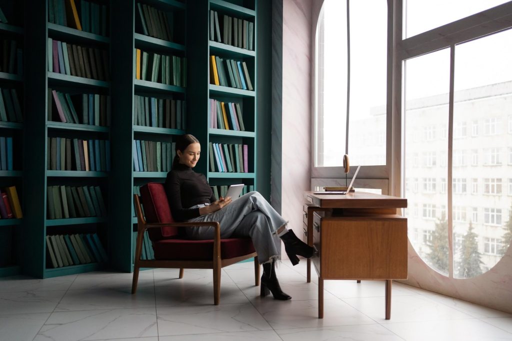 Biblioteczka z wygodnym krzesłem do czytania.