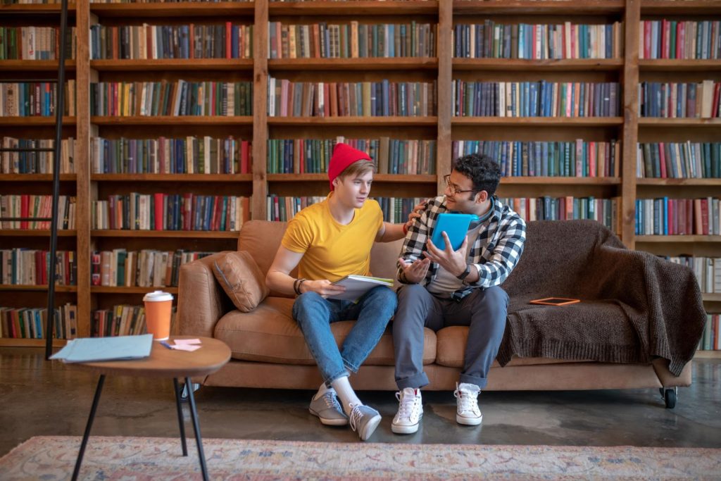 Gorący kubek herbaty i wspólne czytanie książek w biblioteczce domowej.