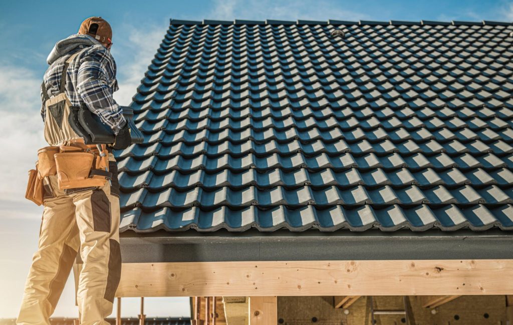 Dachy naturalne z dachówek betonowych, które są bardzo wytrzymałe.