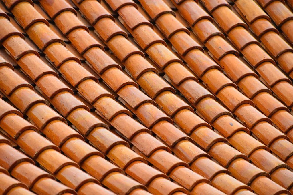 Więźba przy dachówce o brązowej barwie.