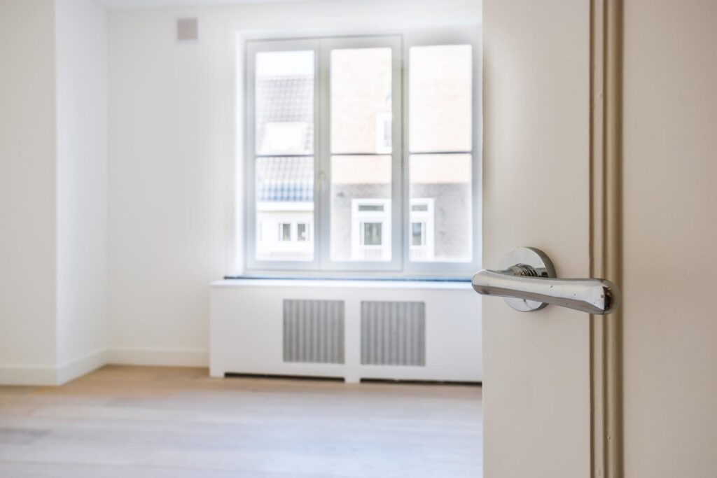 Zastosowanie w pomieszczeniu wentylację grawitacyjną według projektu rekuperacji.