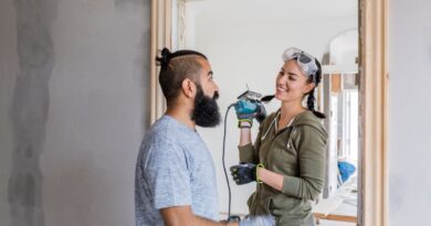 para rozmawia podczas remontu mieszkania