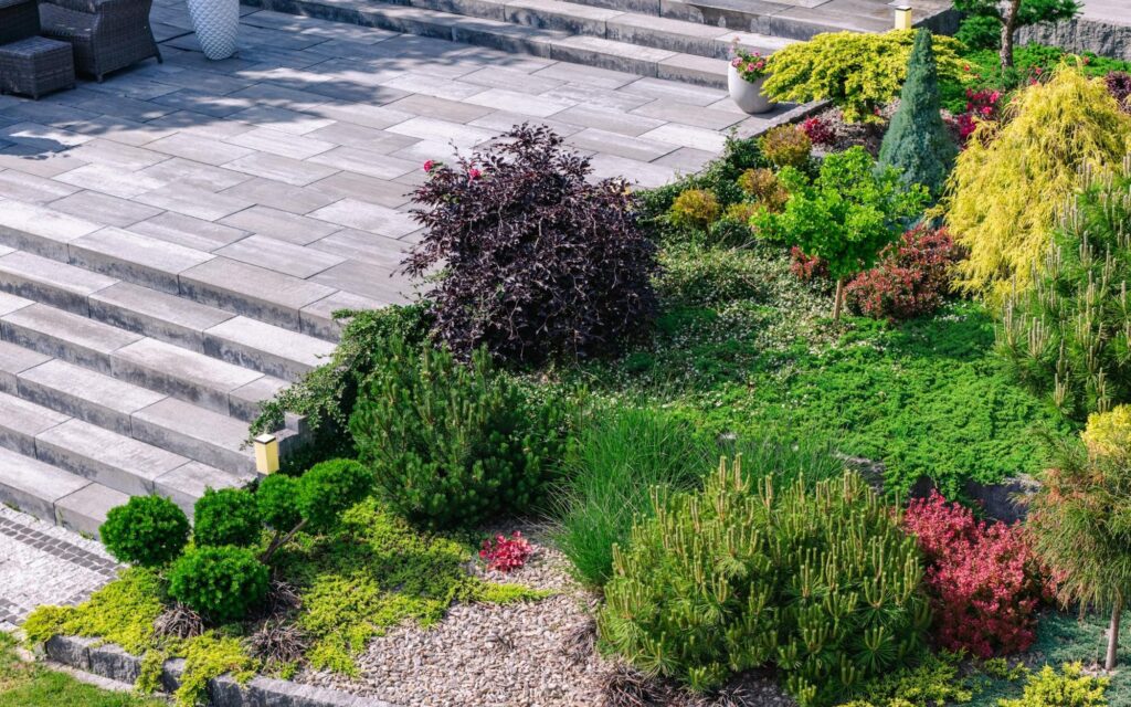 Chodnik i ozdoby wzdłuż chodnika.