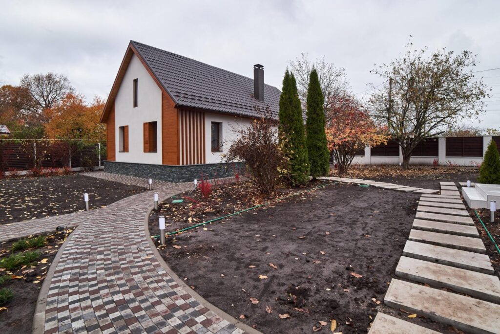 Propozycja jak zaprojektowac ogród przed domem na wsi.